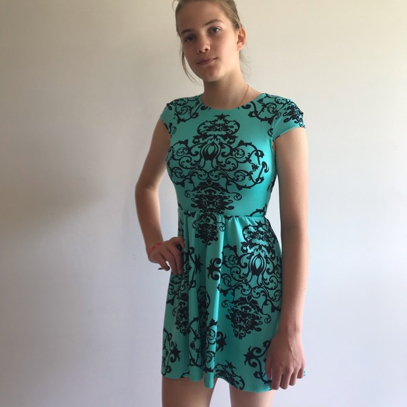 B. DARLIN Beautiful Dress 👗 - Picture 2 of 8